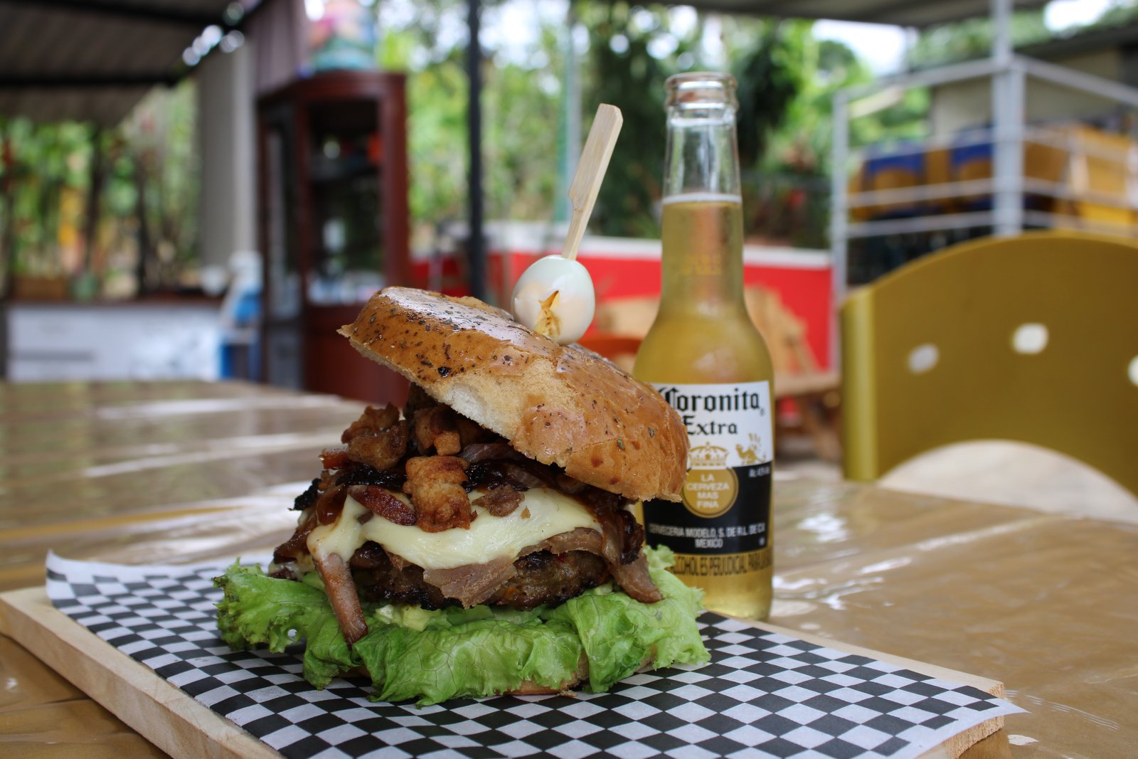 Bosque con luz dorada