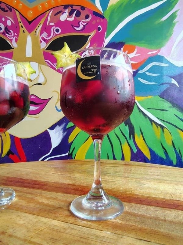 Cóctel con hielo frappé
